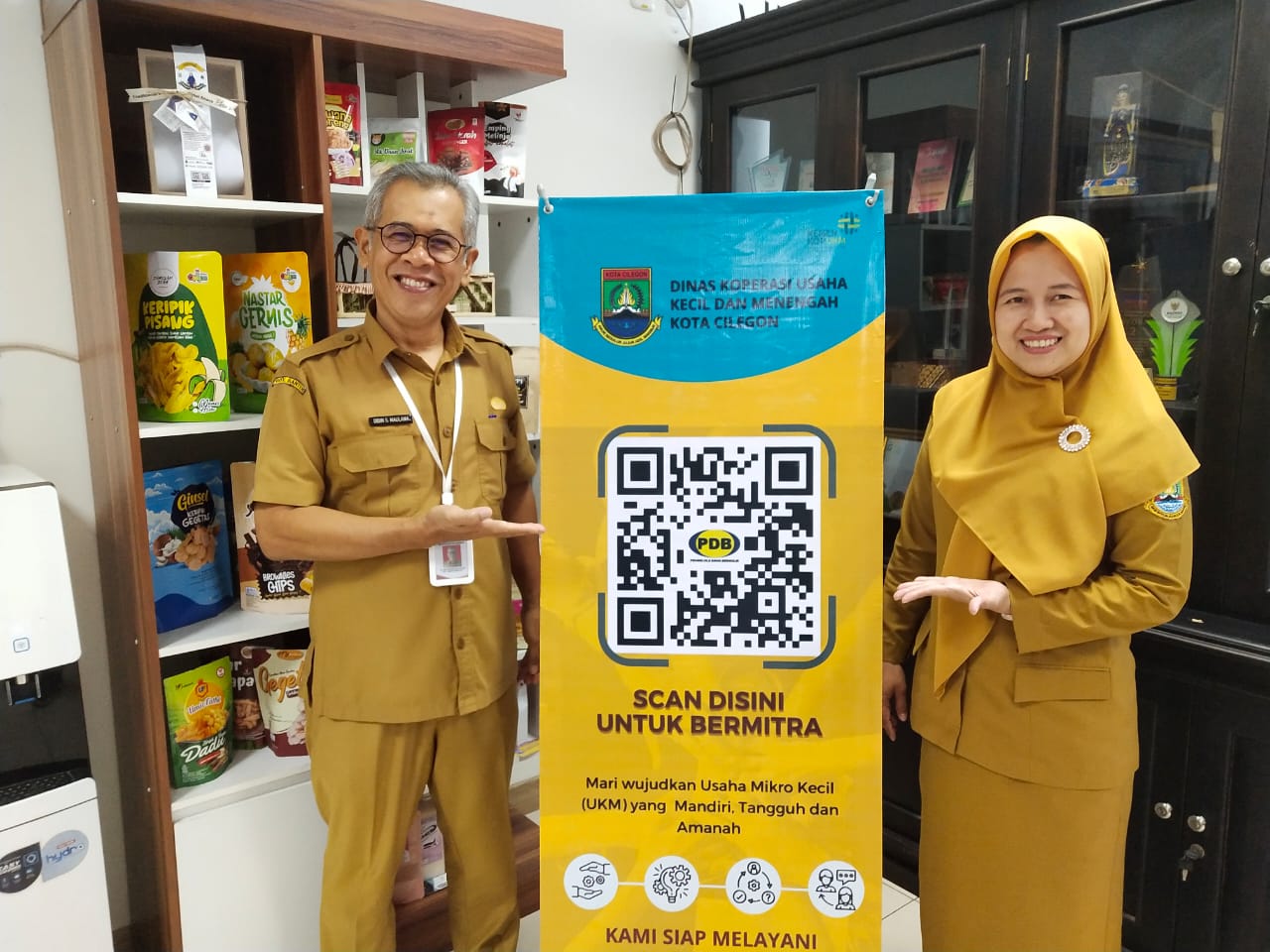 Kepala Dinas Koperasi UKM Kota Cilegon Didin S Maulana memperlihatkan QR Code dalam Upaya Mempermudah Pengajuan Dana Bergulir.