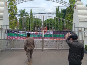 Buruh Segel Akses Gedung DPRD Cilegon, Sekuriti Dewan Tertawa