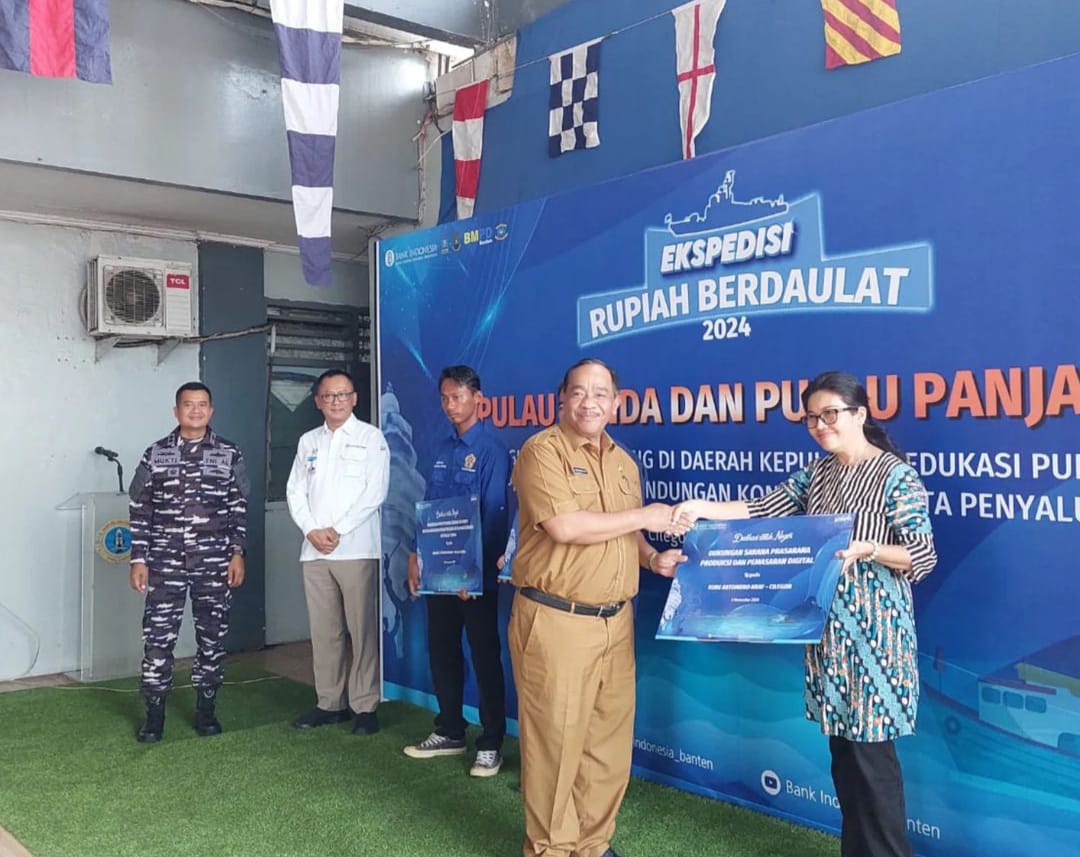 Sekda Cilegon Maman Mauludin saat menghadiri acara Pembukaan Kegiatan Kas Keliling di Daerah Terdepan, Terluar dan Terpencil (3T), Edukasi Publik Tentang CBP Rupiah, Quick Response Code Indonesian Standar (QRIS) dan Perlindungan Konsumen serta Penyaluran Program Sosial Bank Indonesia (PSBI) di Lanal Banten