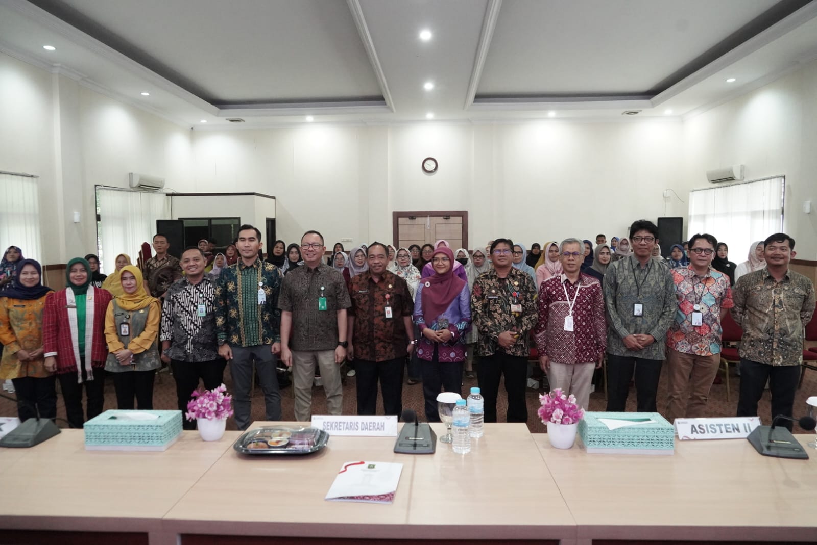 Sekda Kota Cilegon Maman Mauludin saat menghadiri acara Edukasi Pengelolaan Keuangan untuk Pelaku Usaha Mikro Kecil, di Aula Setda Kota Cilegon, Kamis, 7 November 2024.