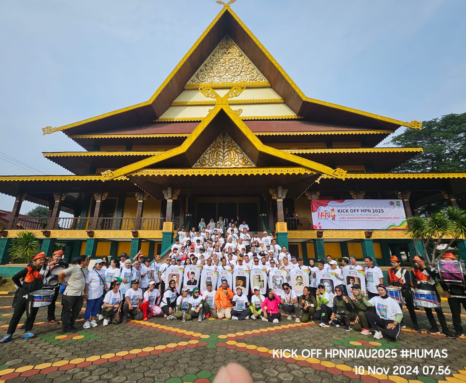 Para anggota PWI se Indonesia berfoto bersama disela-sela acara Kick-Off HPN 2025 yang digelar bertepatan dengan peringatan Hari Pahlawan, di Anjungan Provinsi Riau, Taman Mini Indonesia Indah (TMII) Minggu (10/11) .