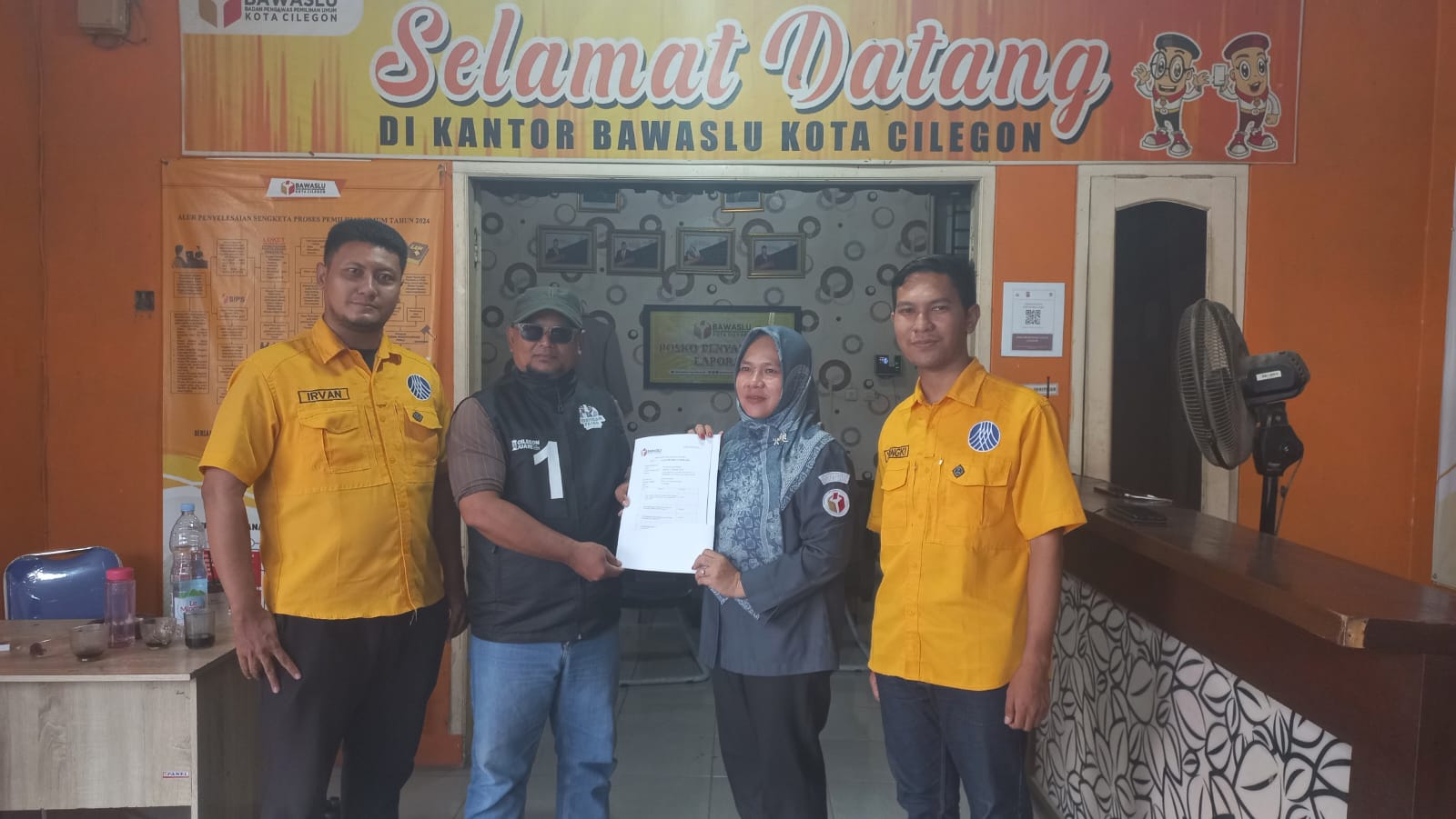 Tim Hukum Robinsar-Fajar dan Satgas Monitoring ASN memperlihatkan formulir pelaporan di Kantor Bawaslu Kota Cilegon, Senin 18 November 2024.