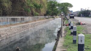 Kali Ciwandan ini Berasap dan Bau, Jadi Atensi DLH Cilegon