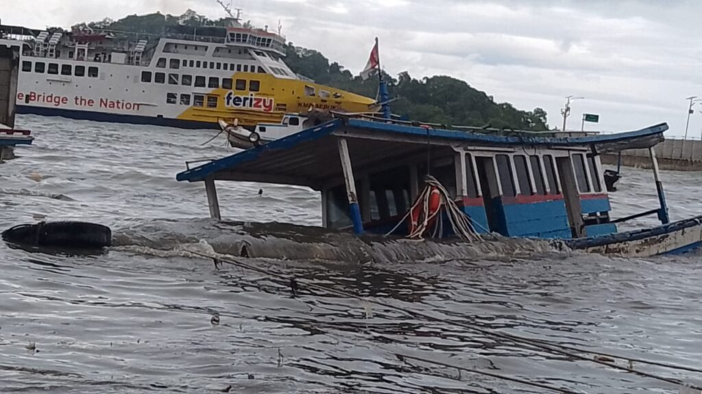 Dihantam Cuaca Buruk, Perahu Nelayan Medaksa Karam