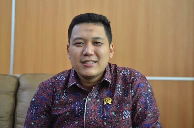 Ketua DPRD Kota Cilegon Rizki Khairul Ikhwan saat memberikan keterangan pers kepada media.