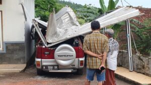 Garasi Ringsek Tertimpa Pohon, Mobil Warga Ciwandan Kena Getahnya