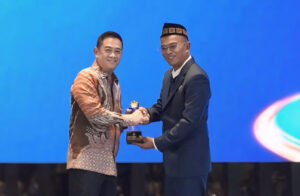 Akbar Djohan Terima Penghargaan Kualifikasi Informatif dalam Keterbukaan Informasi Publik
