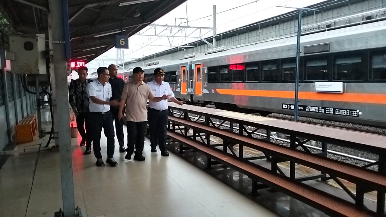 Menhub Dudy Purwagandhi saat melakukan pemantauan simpul-simpul moda transportasi dalam rangka persiapan arus Nataru 2024.