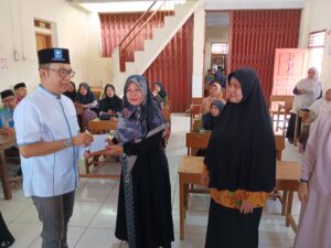 Dewan Rahmatulloh Buka Donasi, Hasilnya Bikin Ratusan Guru Madrasah di Purwakarta Cilegon Sumringah