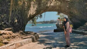 Indah dan Penuh Misteri, Inilah Eksotisnya Pantai Karang Bolong Serang Banten