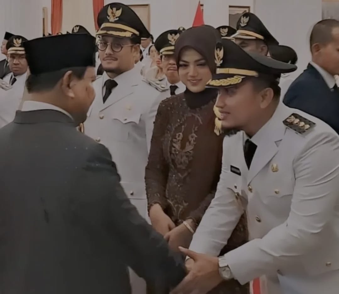 Walikota Cilegon Robinsar saat bersalaman dengan Presiden Prabowo Subianto