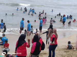 Sambut Ramadan, Warga Cilegon Gelar Tradisi Keramasan di Pantai Anyer