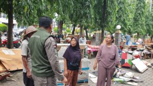 Bayar Sewa Rp200 Ribu per Bulan, Pedagang di Cilegon Kaget Warungnya Dibongkar Satpol PP
