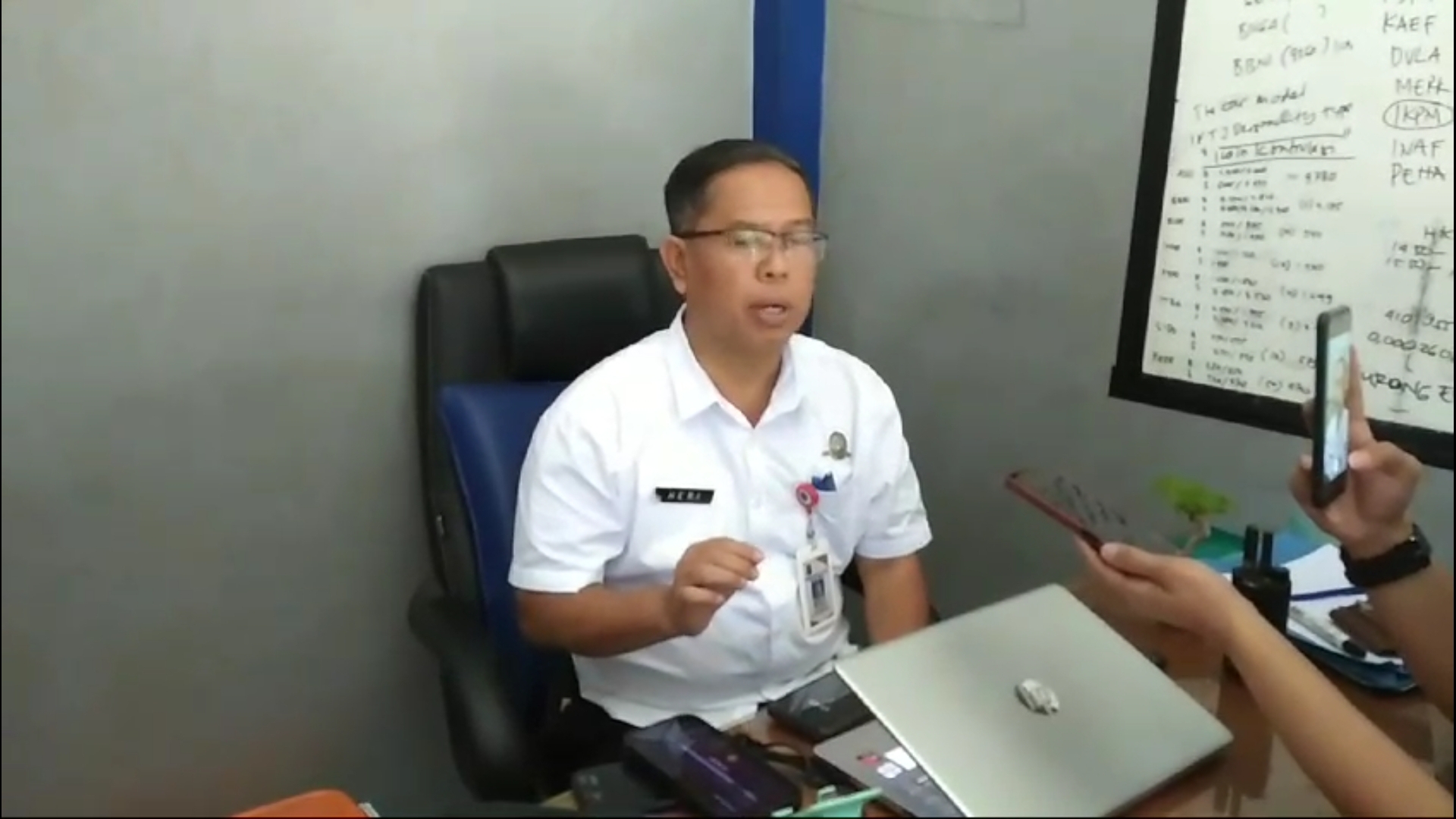 Kepala Dishub Kota Cilegon Heri Suheri memberikan keterangan pers.