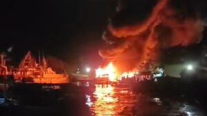 Pabrikasi PT Timas Merak Dilalap Si Jago Merah! Kobaran Api Mengganas, Warga Panik!