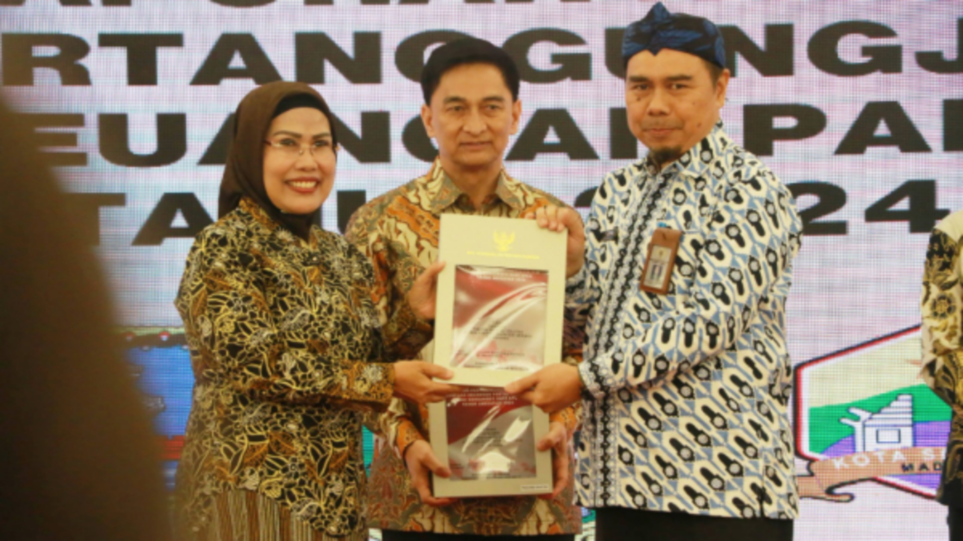 Bupati Serang Ratu Tatu Chasanah bersama Wakil Gubernur Banten Dimyati Natakesumah serta Kepala BPK RI Perwakilan Provinsi Banten, Dede Sukarjo.