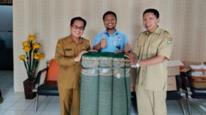 Krakatau Posco Gelar Aksi Sosial Ramadan, Masjid Bersih dan Masyarakat Terbantu