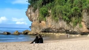 Cuma di Pantai Sawarna, Sensasi Liburan Lebaran 2025 yang Bakal Bikin Kamu Lupa Pulang