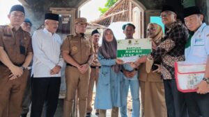 Tersentuh Haru, Ainah Dapat Bantuan Rp30 Juta Usai Rumahnya Ambruk: Akhirnya Ada Harapan