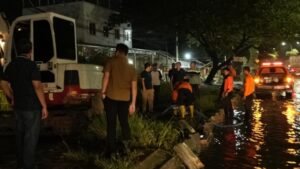 Tengah Malam Robinsar Turunkan Alat Berat, Bongkar Biang Banjir JLS Cilegon