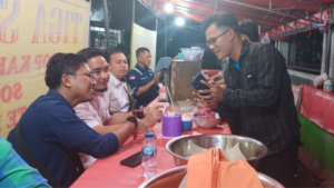 Kehangatan di Warung Tiga Bersaudara: Walikota Robinsar Santap Malam Bersama Wartawan Cilegon
