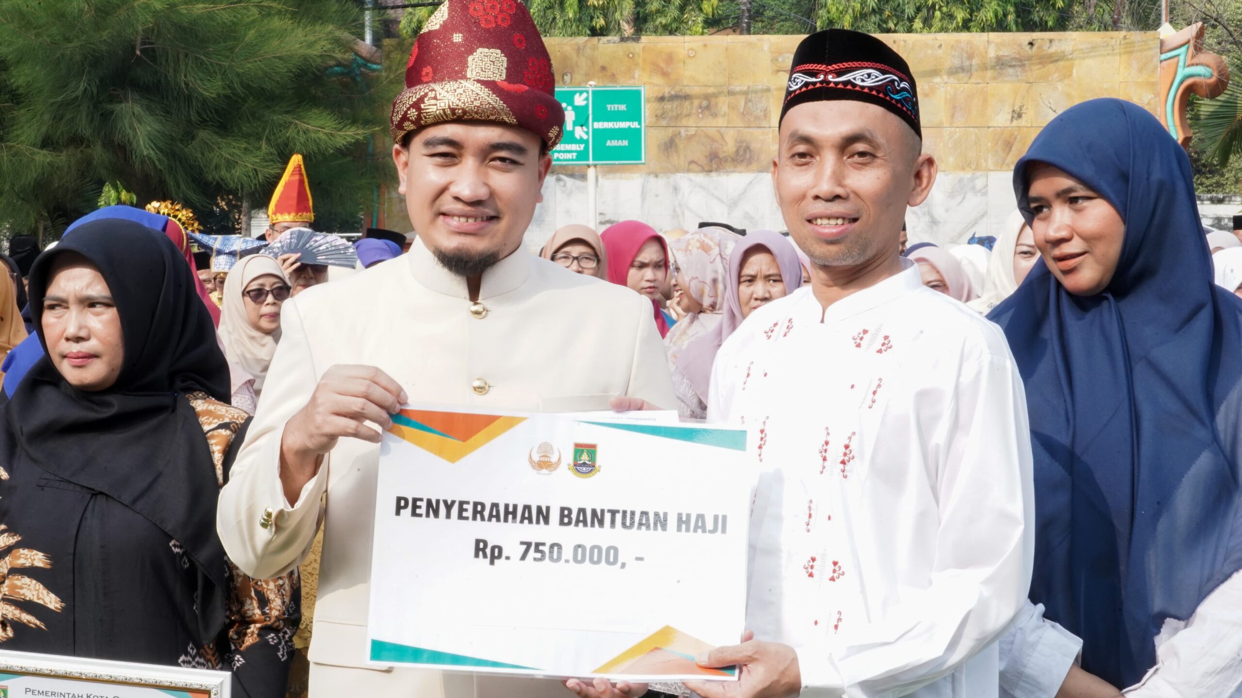 Pemkot Cilegon beri apresiasi untuk 117 ASN dalam momen Hari Pendidikan Nasional 2025. Dari yang pensiun, calon haji, hingga keluarga ASN wafat.