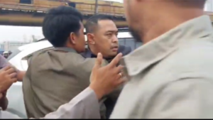 Mobil Politisi Partai Gelora Tabrak Massa Demo, Warga Teriak Arogan