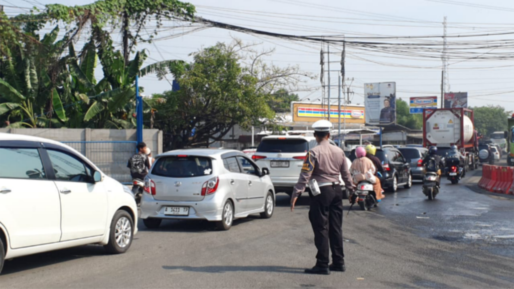 Macet Parah di Exit Tol Merak hingga Pelabuhan, Jalan Alternatif Ditutup Total