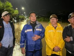 Tak tinggal di Kantor, Wali Kota Cilegon Terjun Pantau Banjir