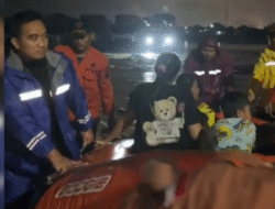 Bukan Cuma Mantau, Robinsar Ikut Tarik Perahu Karet dan Gendong Anak Saat Evakuasi Banjir